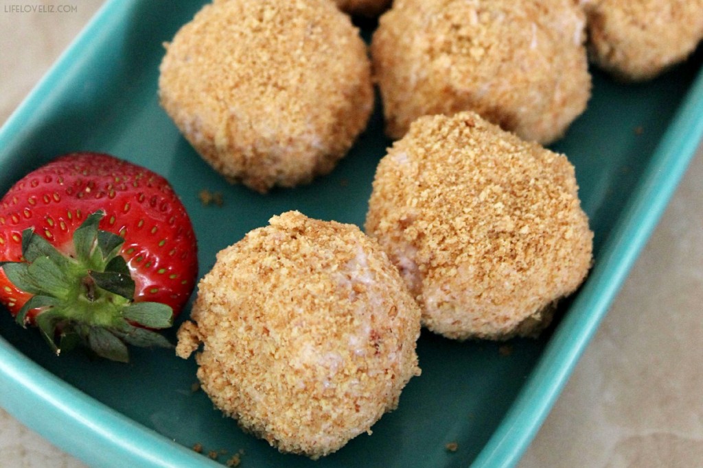 These strawberry cheesecake bites are the perfect easy dessert recipe! This no-bake bake dessert is a delicious treat everyone will love.