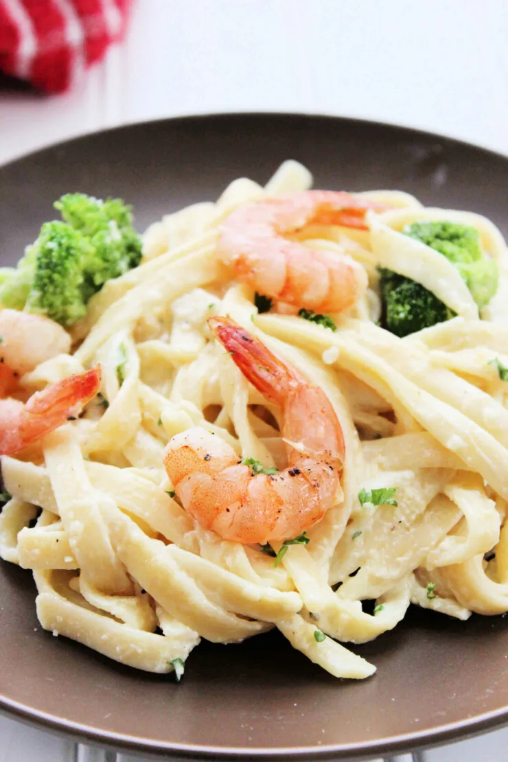 Creamy and delicious homemade Alfredo sauce, just like your favourite restaurant makes it. This recipe makes enough already sauce to serve the whole family for just a fraction of the cost of one plate at Olive Garden. Consider this recipe your new weeknight favourite.