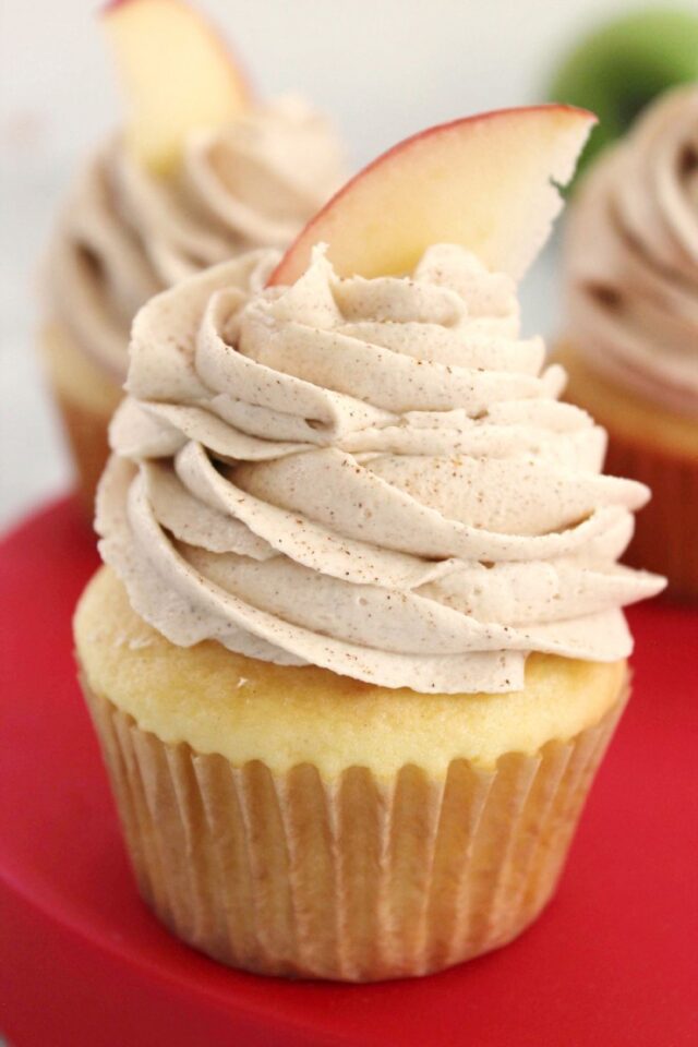 Apple Filled Cupcakes with Brown Sugar Cinnamon Buttercream Frosting ...