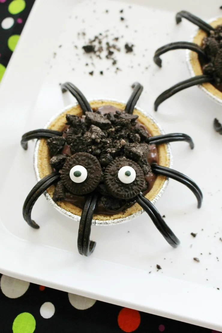 These Chocolate Oreo Spider Pies would make for an easy and fun food craft for kids to make at a Halloween party!