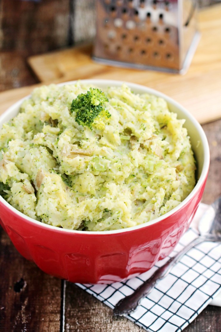 These Broccoli Cheddar Mashed Potatoes pairs a perfect veggie combo with mashed potatoes for a comforting side dish with a twist!
