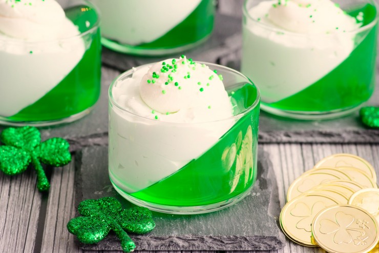 This St. Patrick's Day Jell-o Parfait is so simple to make but it looks absolutely stunning!