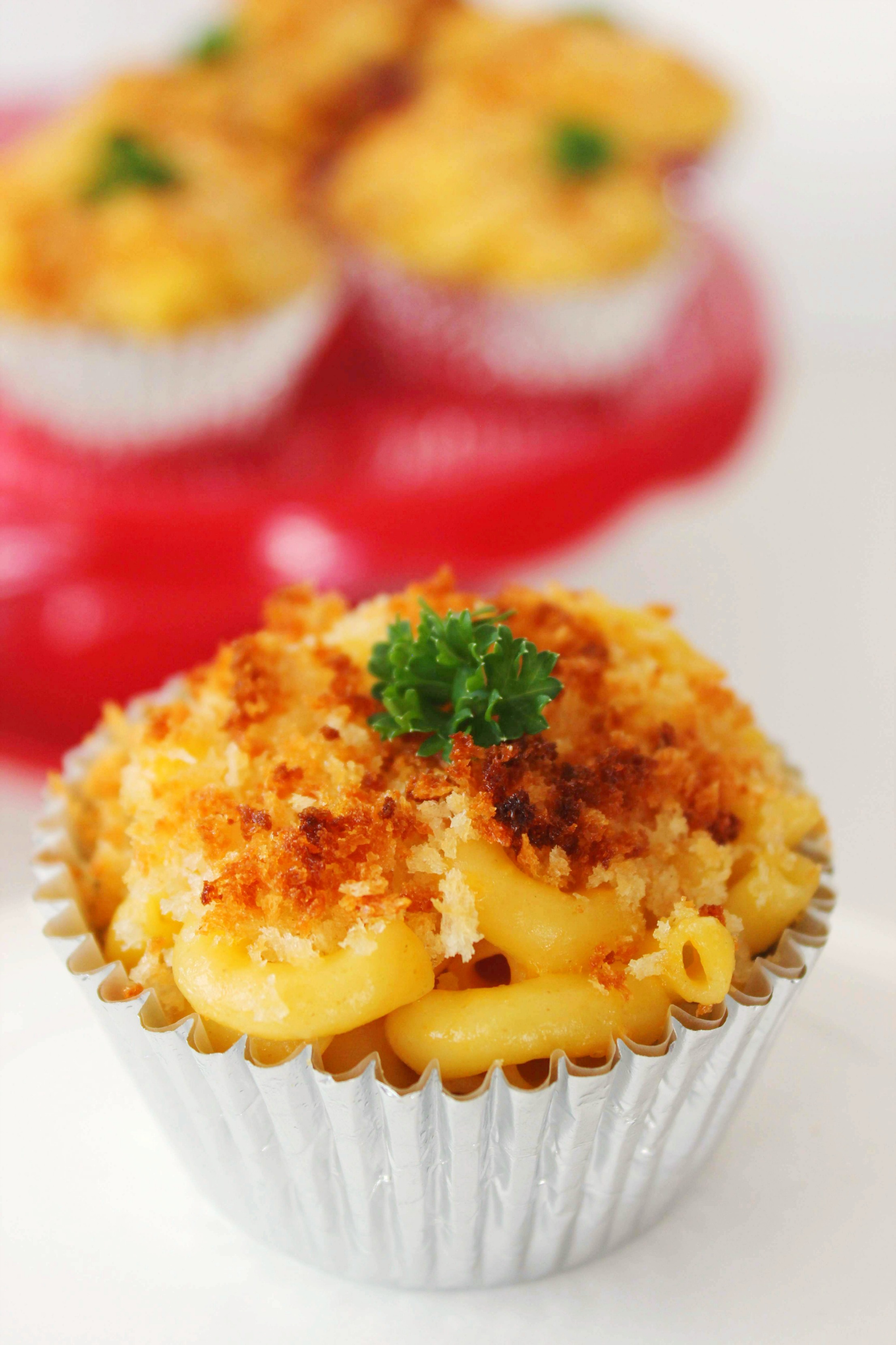 Basically every kid loves Mac & cheese, and these Mac & Cheese muffins are a fun twist on the classic macaroni and cheese recipe to make an even more kid friendly meal. 