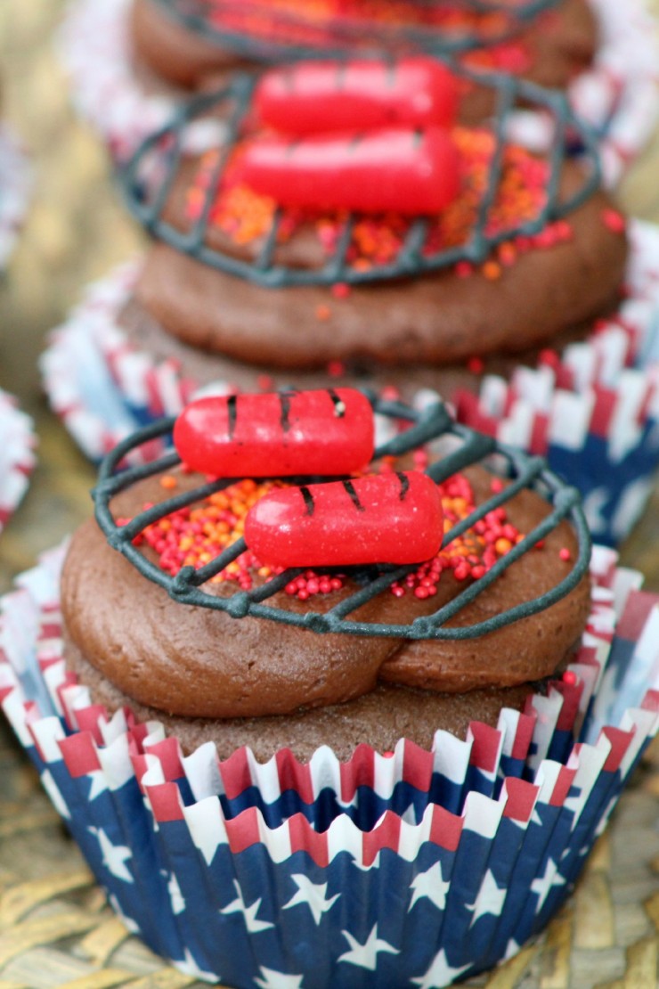 These adorable BBQ Cupcakes with Grilled Hot Dogs really are the perfect cupcakes for memorial day, father's day, 4th of July, labour day and just about any other summer celebration you can think of!