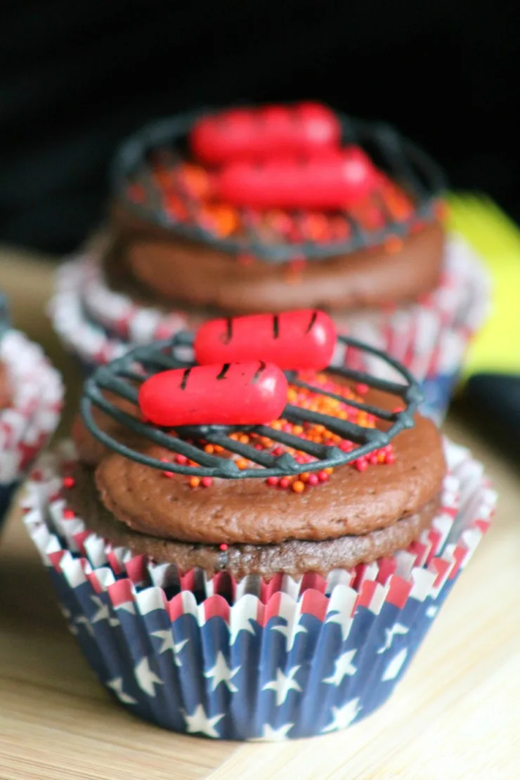 These adorable BBQ Cupcakes with Grilled Hot Dogs really are the perfect cupcakes for memorial day, father's day, 4th of July, labour day and just about any other summer celebration you can think of!