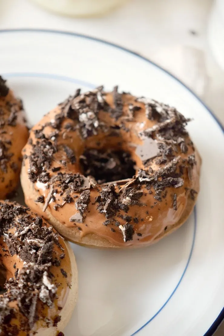 These Cookies and Cream Baked Donuts are delicious with a cup of coffee. Full of flavour but super easy to make, this is a must try breakfast or dessert recipe.