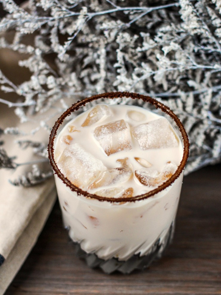 The holiday season is rife with holiday parties and dinners. After Christmas dinner and on new years eve, in particular, I enjoy a fancy drink. You know something sweet and delicious that I can savour slowly. I think this Kringle and Buttershots Iced Coffee fits the bill perfectly.