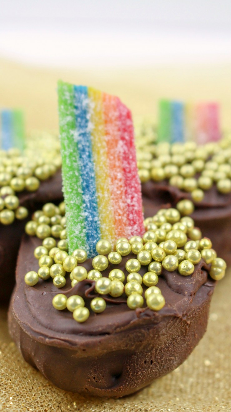These Pot Of Gold Oreo Truffles are an adorable St. Patrick's Day treat. Featuring an oreo cheesecake centre and enrobed with chocolate, these adorable truffles are sure to be a hit.