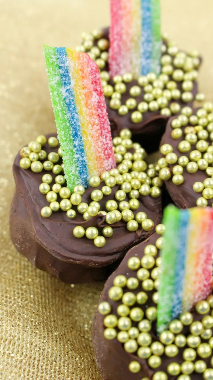 These Pot Of Gold Oreo Truffles are an adorable St. Patrick's Day treat. Featuring an oreo cheesecake centre and enrobed with chocolate, these adorable truffles are sure to be a hit.