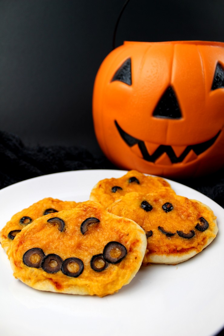 These Halloween Mini Pumpkin Pizzas are a fun Halloween snack for after school. They could also be a fun part of a Halloween school lunch box!