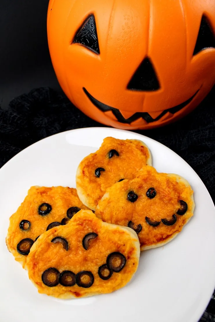 These Halloween Mini Pumpkin Pizzas are a fun Halloween snack for after school. They could also be a fun part of a Halloween school lunch box!