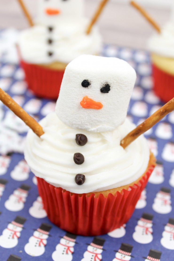 These snowman cupcakes are simple but festive and are perfect for class Christmas parties, holiday bake sales or an after dinner treat at any holiday dinner party.