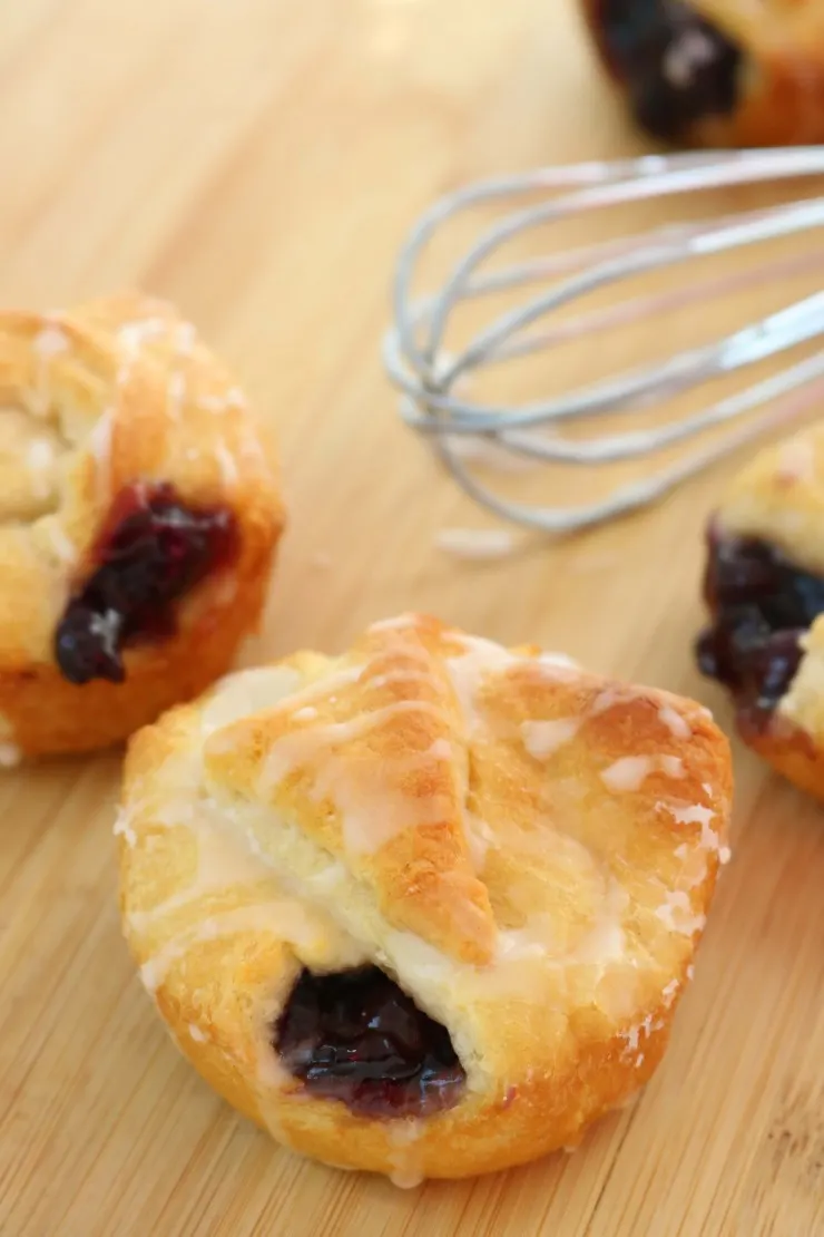 These Blueberry Pie Bites are a simple and easy dessert to make for groups, or just for your family to enjoy.