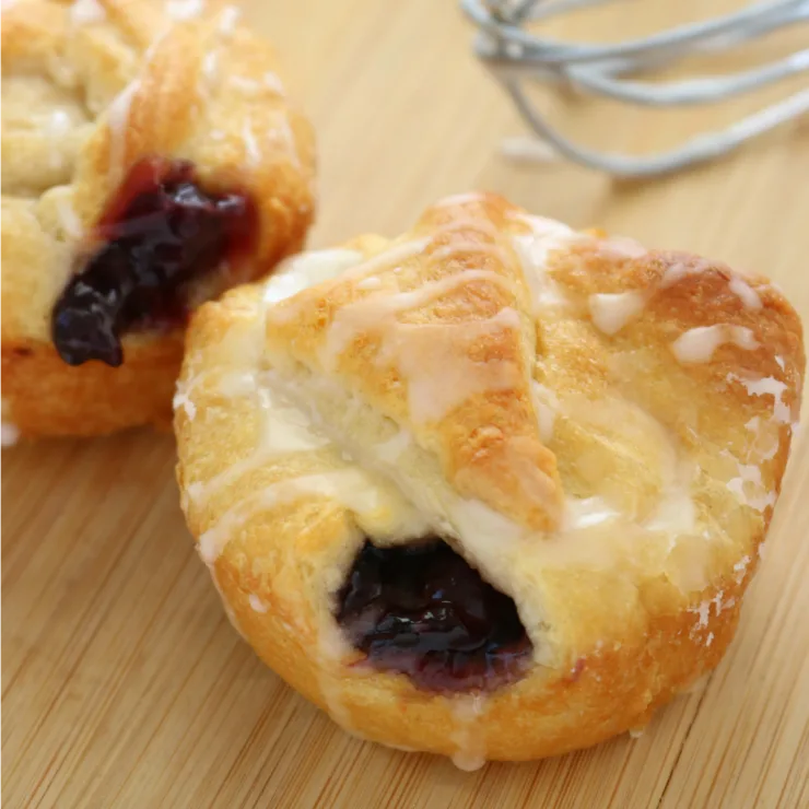 These Blueberry Pie Bites are a simple and easy dessert to make for groups, or just for your family to enjoy.