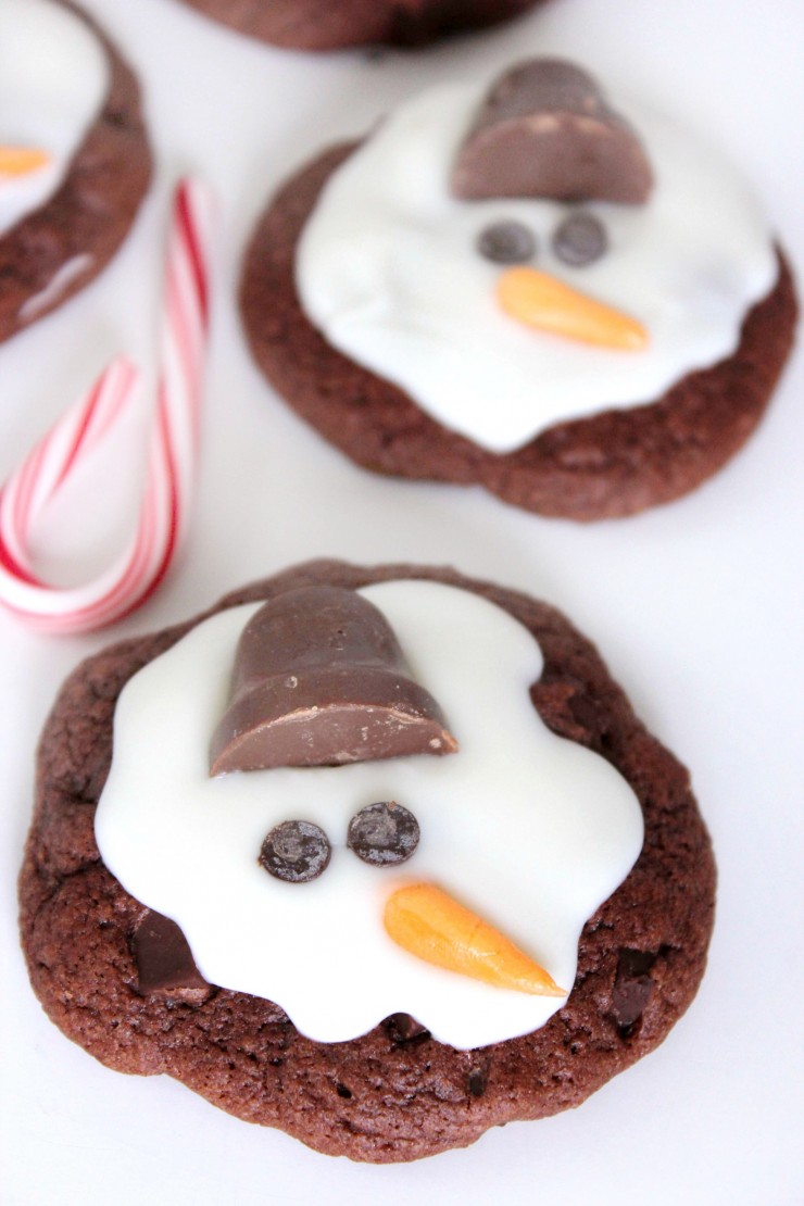 These Melting Snowman Cookies are a precious and tasty Christmas cookie that is perfect for holiday parties with kids! Decorate your favourite cookie to look like a melting snowman. These are great as a handmade gift too!