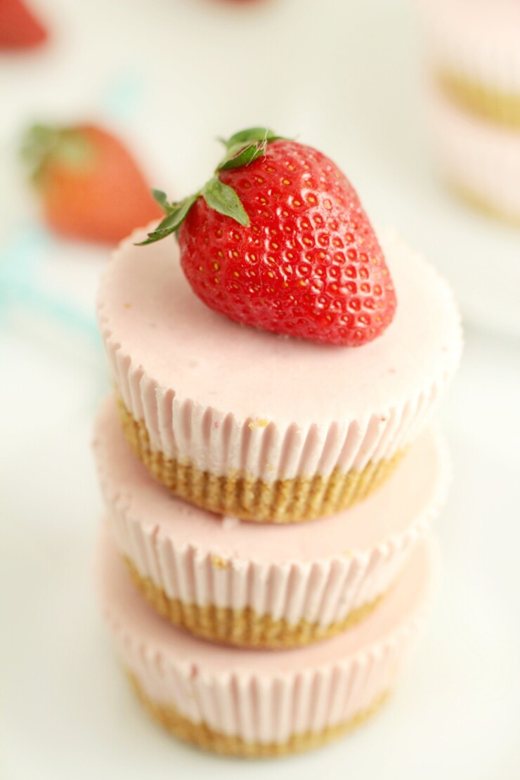  These Mini No Bake Strawberry Cheesecakes are beyond easy to make and are a great dessert year round. They features a buttery cookie crust topped off with a strawberry cheesecake filling – delicious frozen or at room temperature.