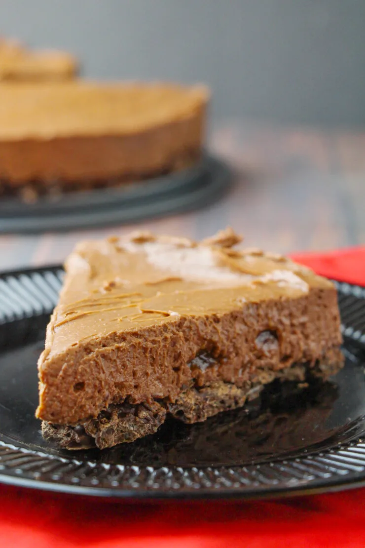 Satisfy all your chocolate cravings with this no-fuss and no-bake Chocolate Crunch Cheesecake. A crunchy chocolate cereal base all topped off with a luscious  chocolate cheesecake filling.
