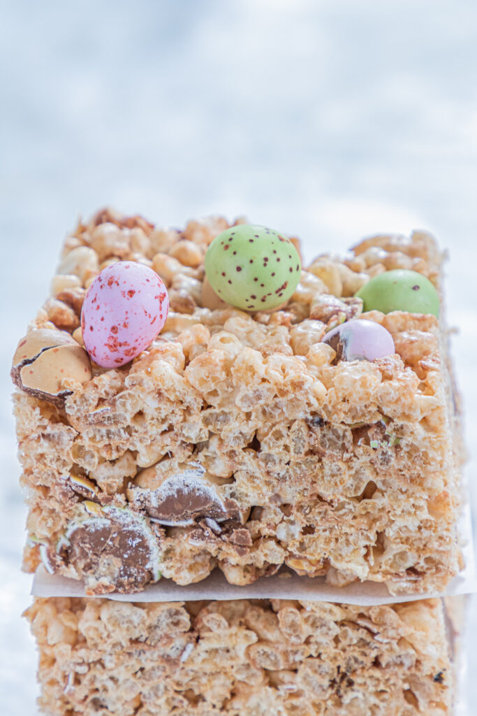 Mini Egg Rice Krispie Treats are a really easy twist on the classic rice cereal treats that make for a yummy Easter dessert for kids.