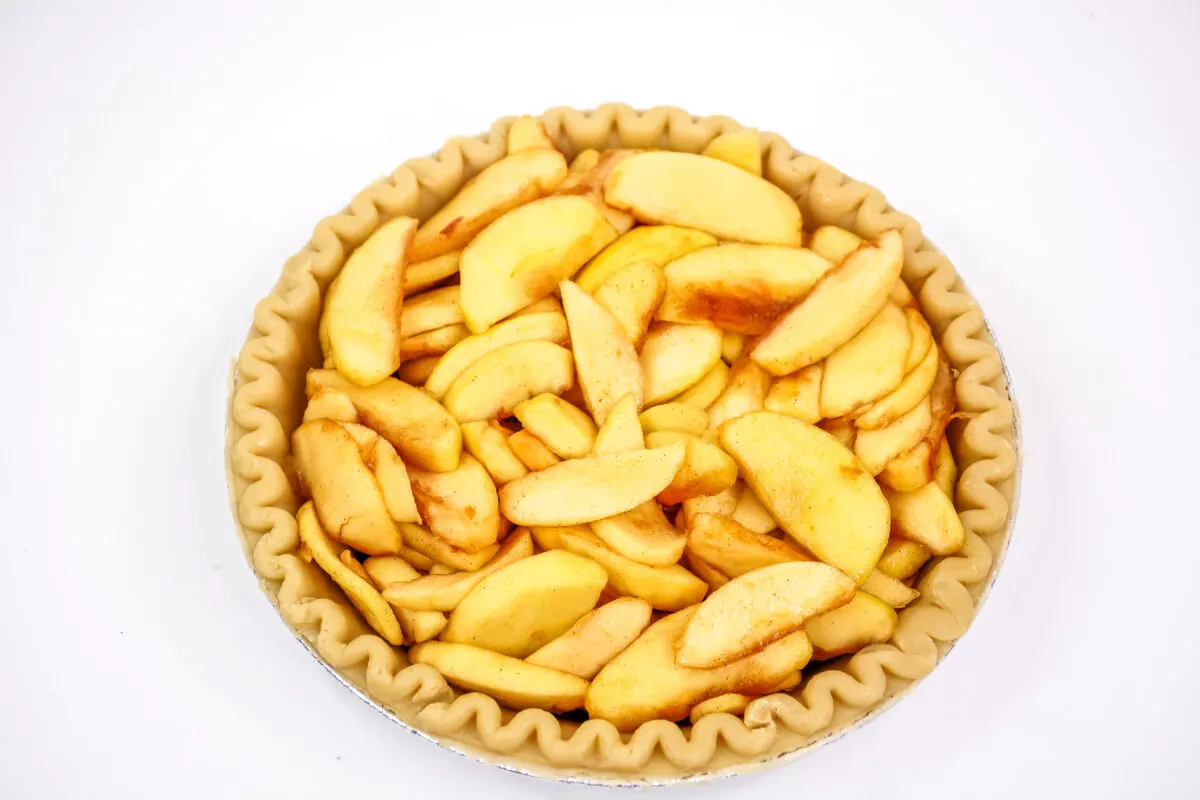 Apples in a pie crust