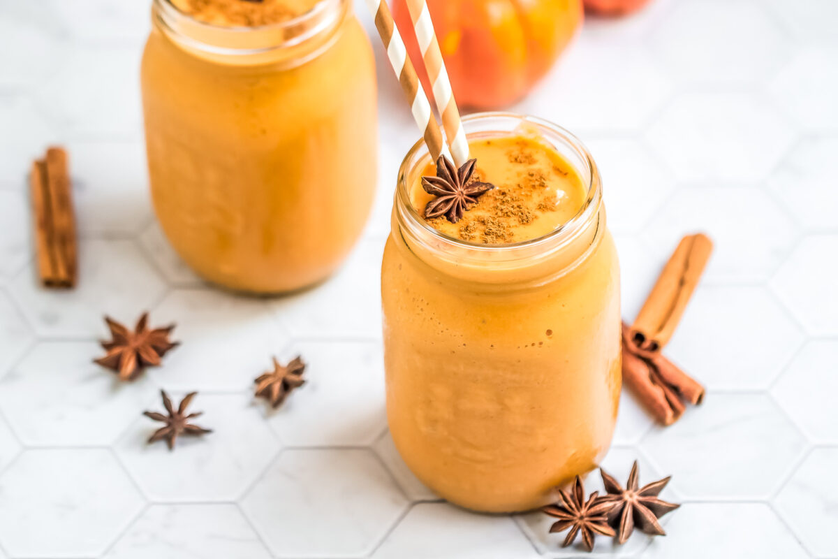 This sweet and creamy pumpkin pie smoothie tastes just like pumpkin pie filling.  It’s perfect for a healthy and filling breakfast or dessert!