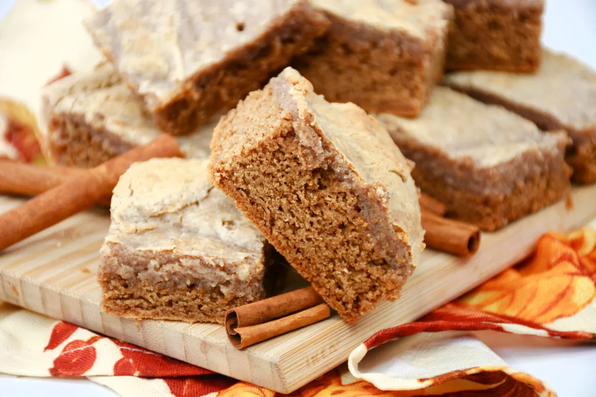 This delicious cake mix hack for cinnamon spice cake bars is so quick and easy, they are sure to be your new favourite fall dessert.