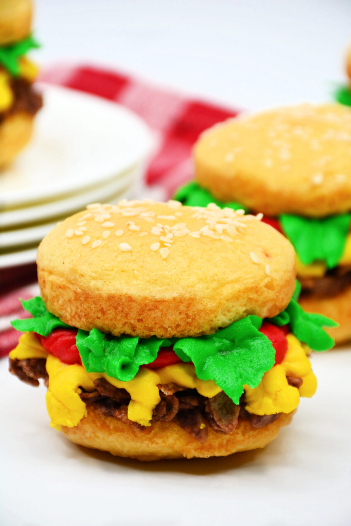 This recipe for cheeseburger whoopie pies is a fun, tasty dessert that both kids and adults will love. These treats are simple to make!