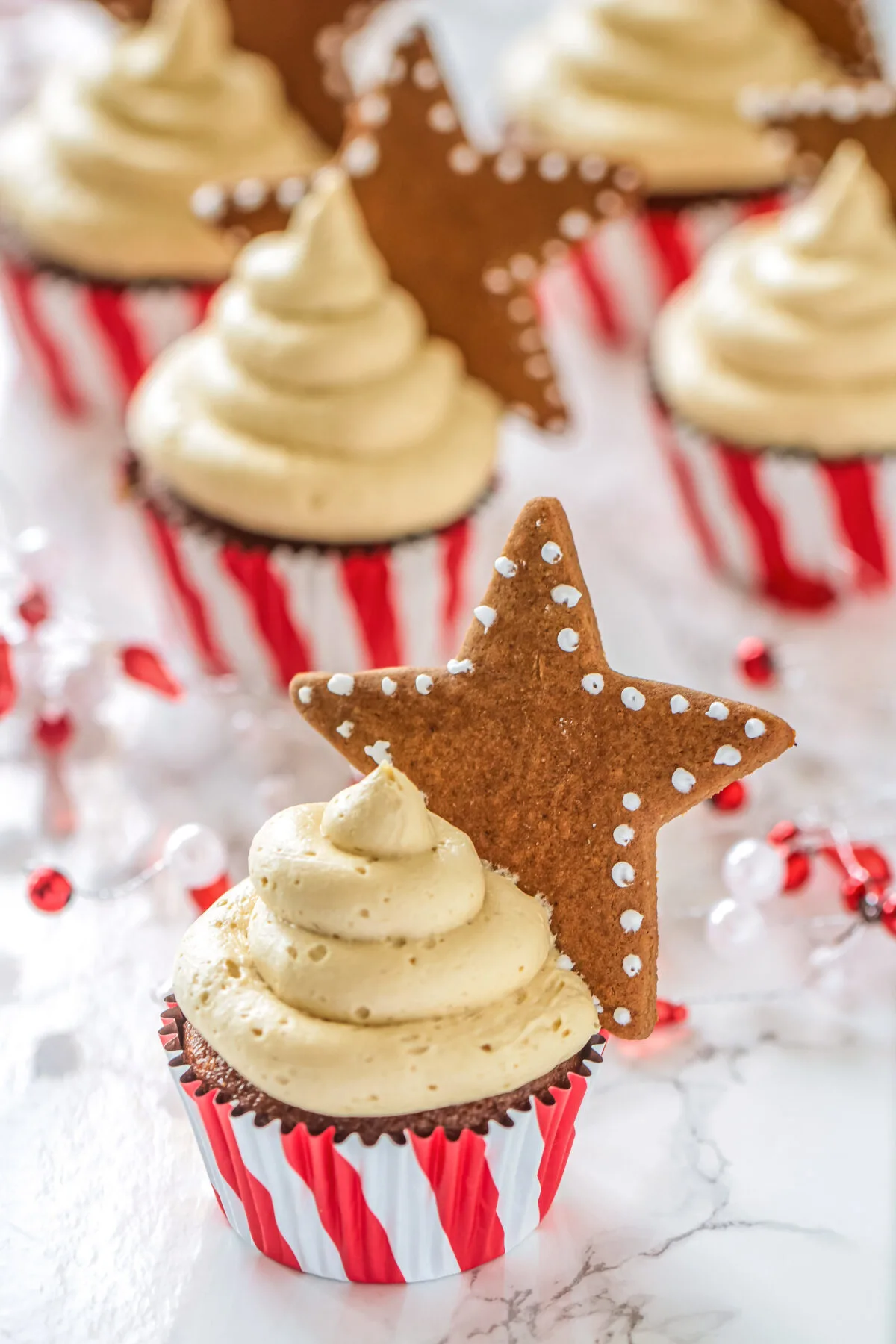 Make delicious homemade gingerbread cupcakes with a fluffy gingerbread buttercream frosting topped with fresh ginger bread cookies.