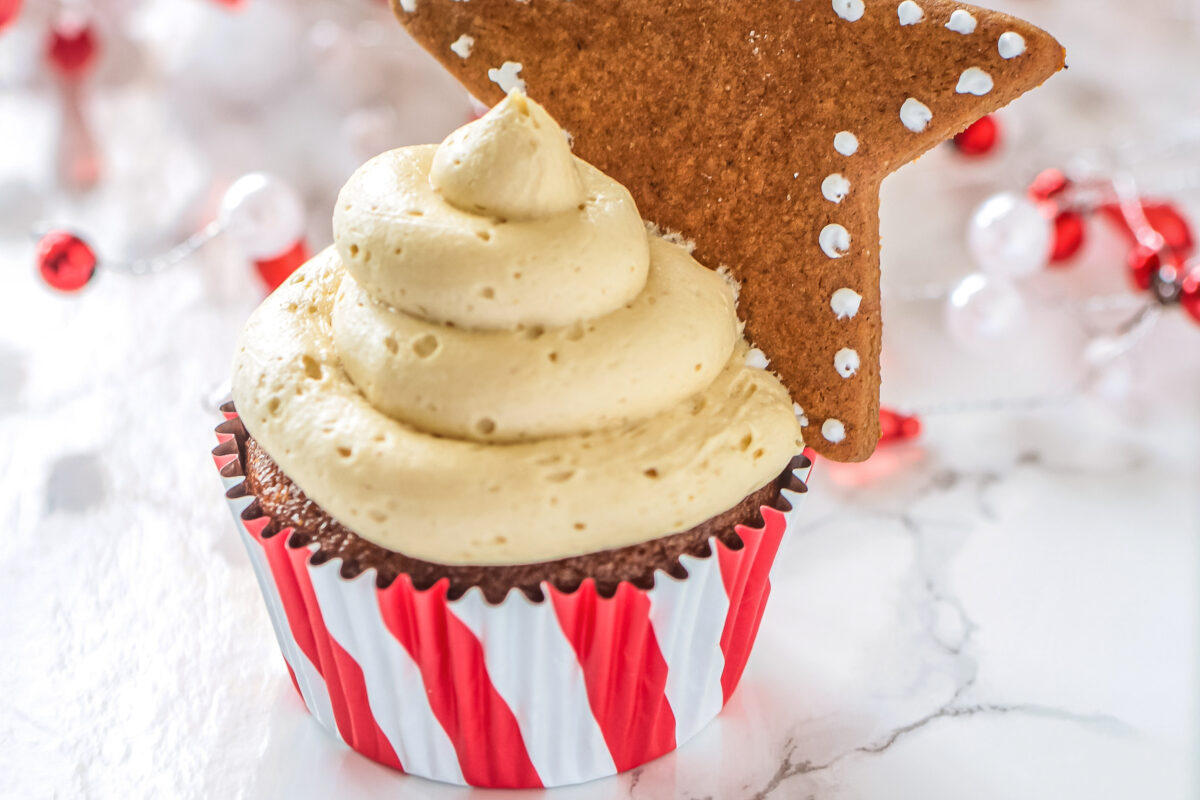 Make delicious homemade gingerbread cupcakes with a fluffy gingerbread buttercream frosting topped with fresh ginger bread cookies.