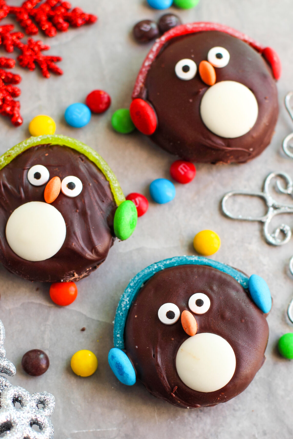 A fun recipe for kids and adults alike, these Oreo penguin cookies are a perfect addition to your holiday cookie platter.