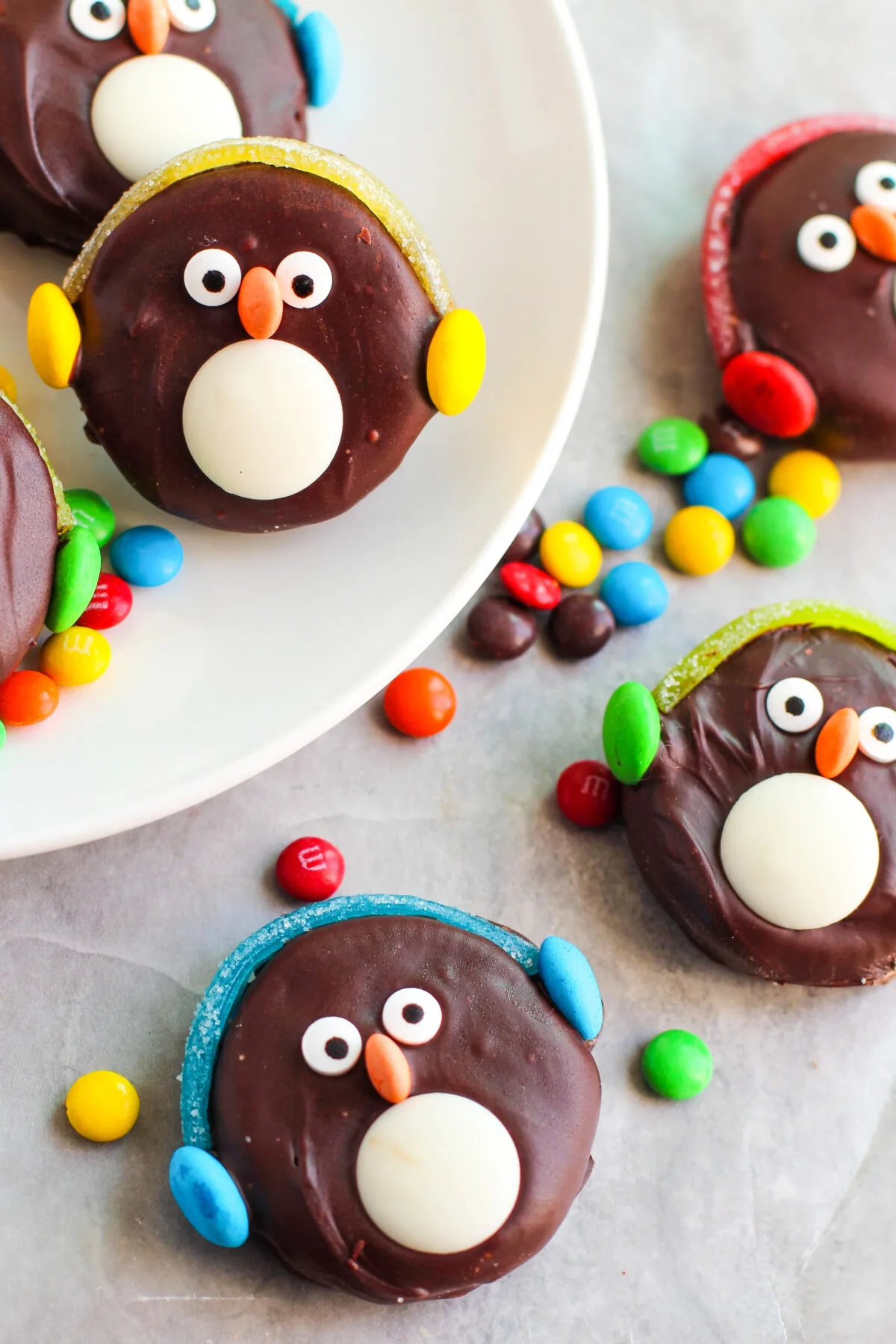 A fun recipe for kids and adults alike, these Oreo penguin cookies are a perfect addition to your holiday cookie platter.