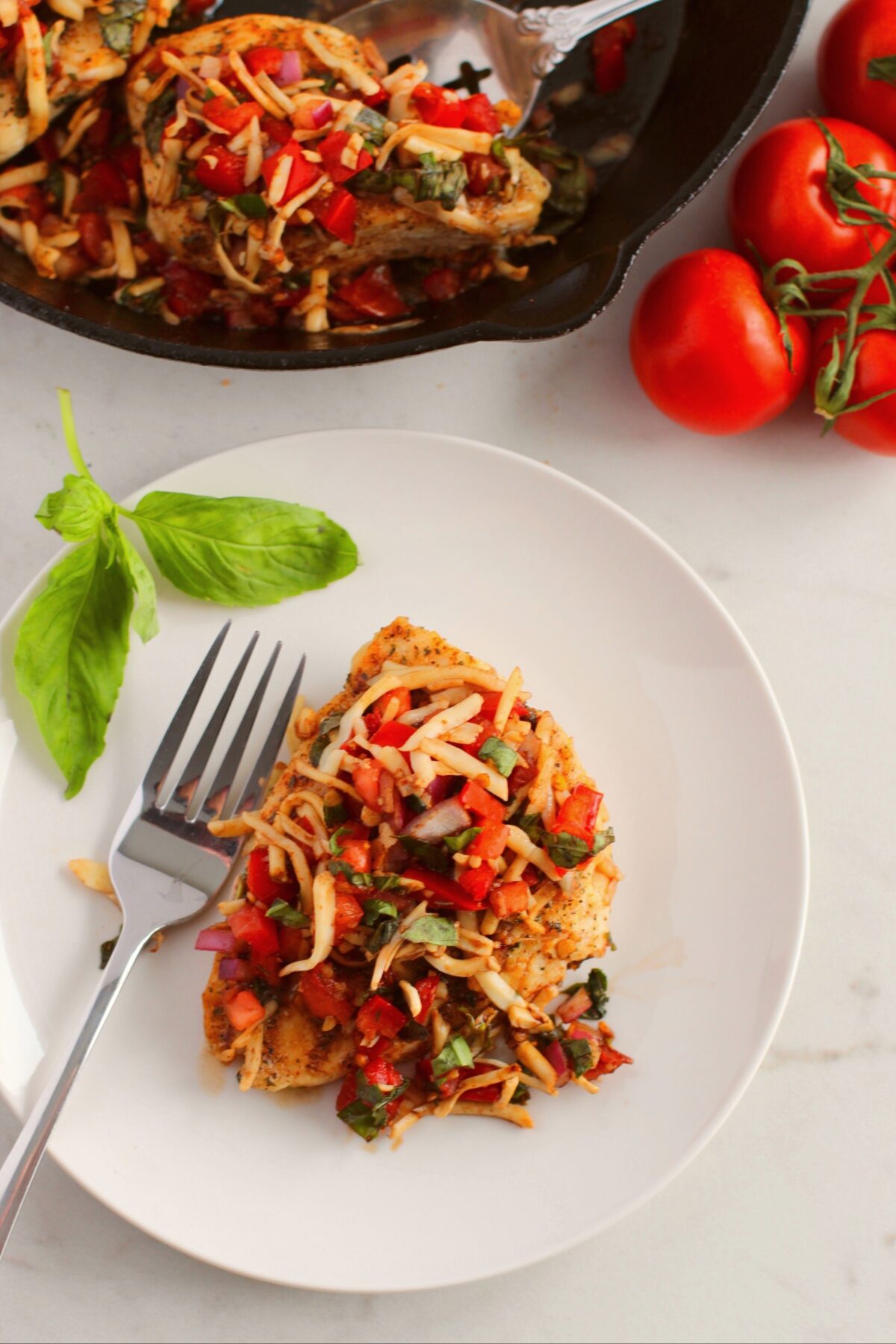 Looking for a delicious and easy low carb meal? This skillet bruschetta chicken recipe is perfect for a quick and tasty weeknight meal.