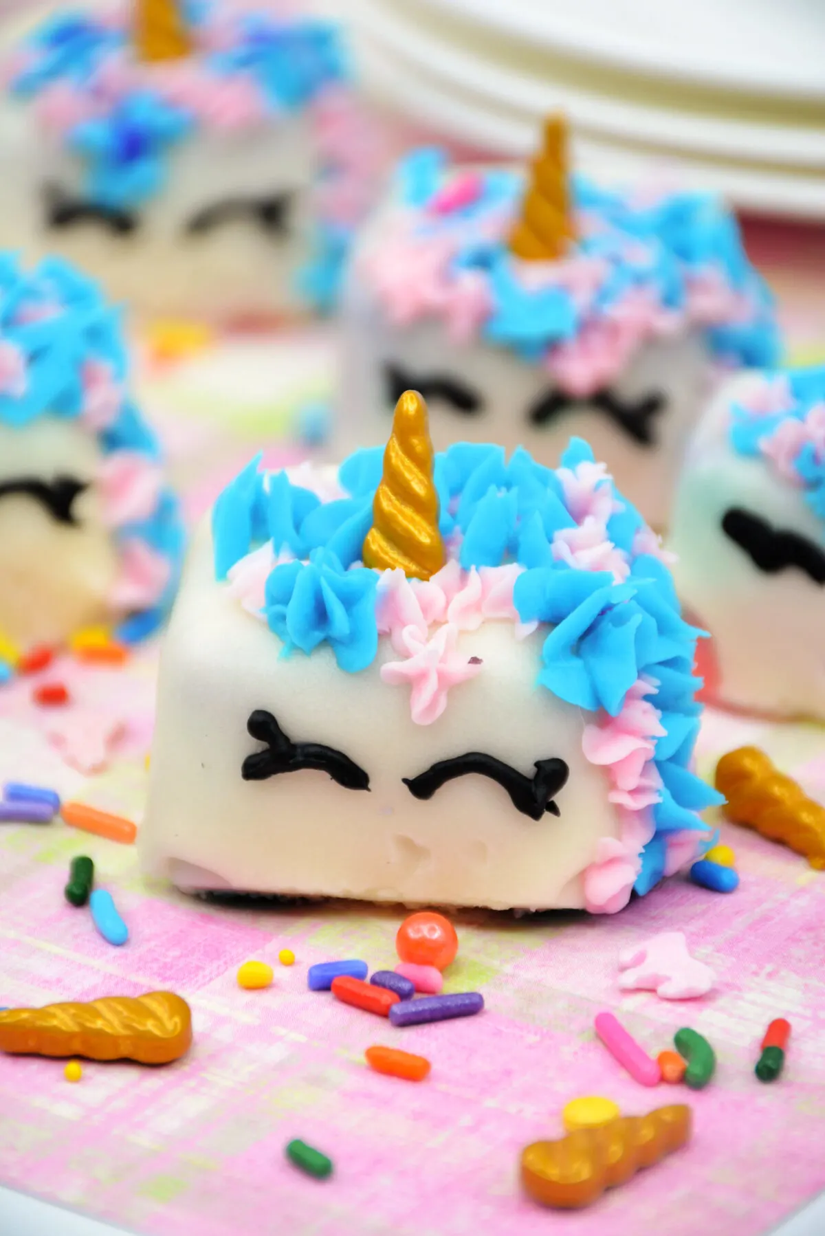 These magical little unicorn petit fours will add some fun to your next party! Find out how to make them yourself with this easy recipe.