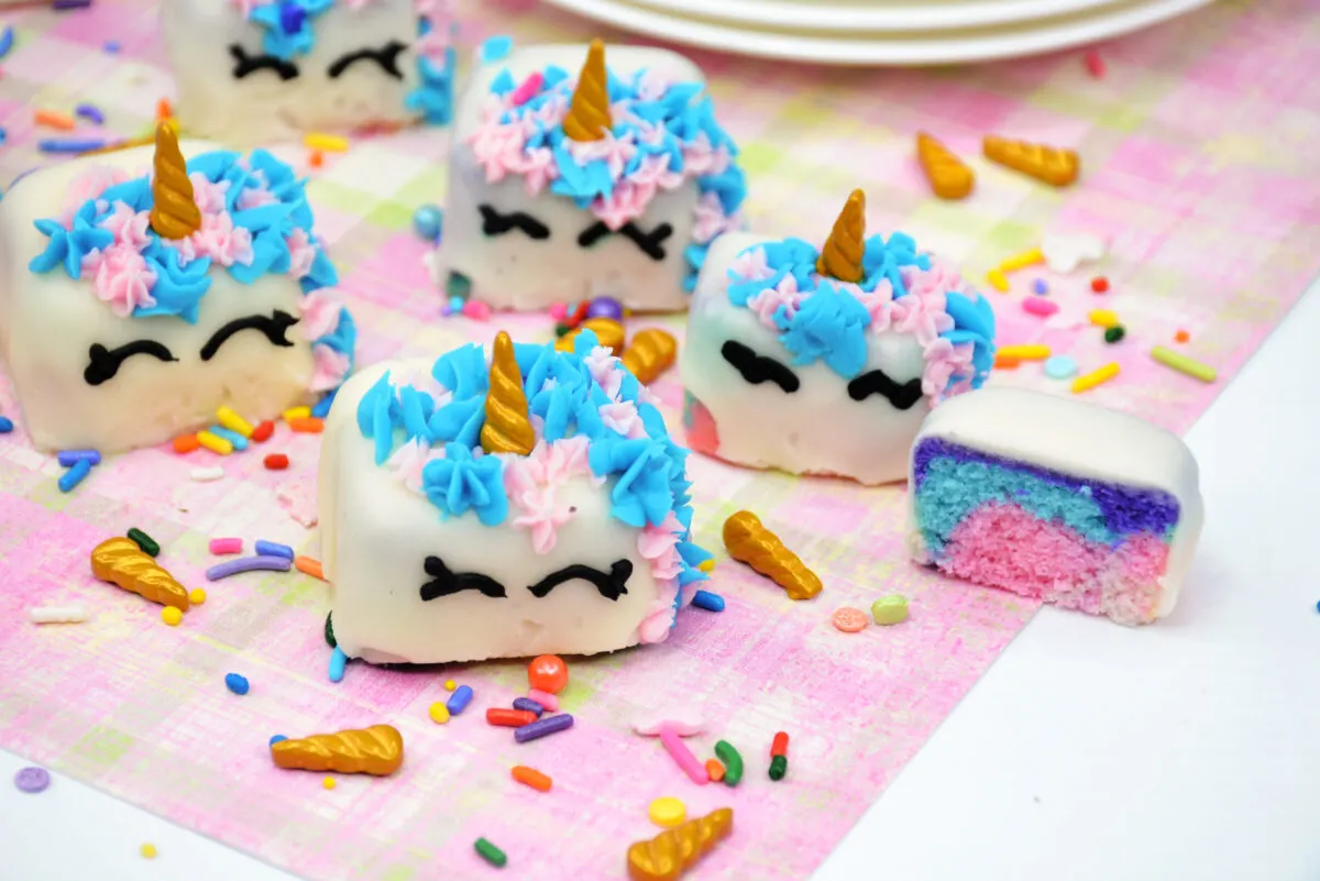 These magical little unicorn petit fours will add some fun to your next party! Find out how to make them yourself with this easy recipe.