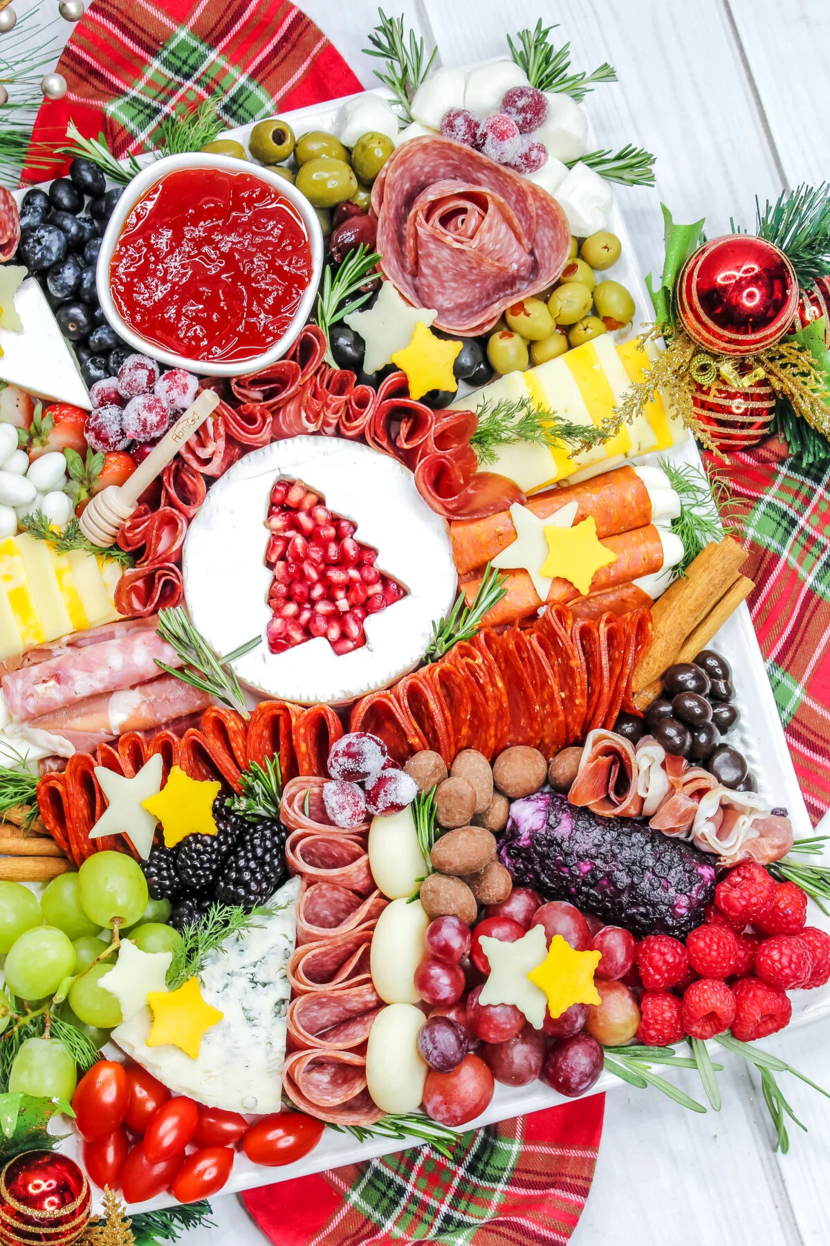 Looking for a delicious and easy Christmas appetizer? This detailed Christmas charcuterie board recipe is perfect for your holiday party!