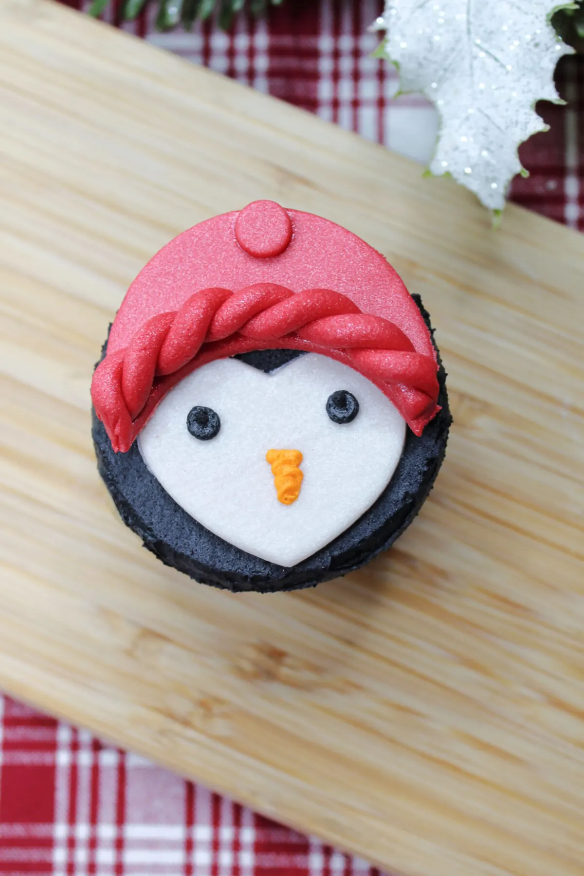 The penguin cupcake fully assembled.