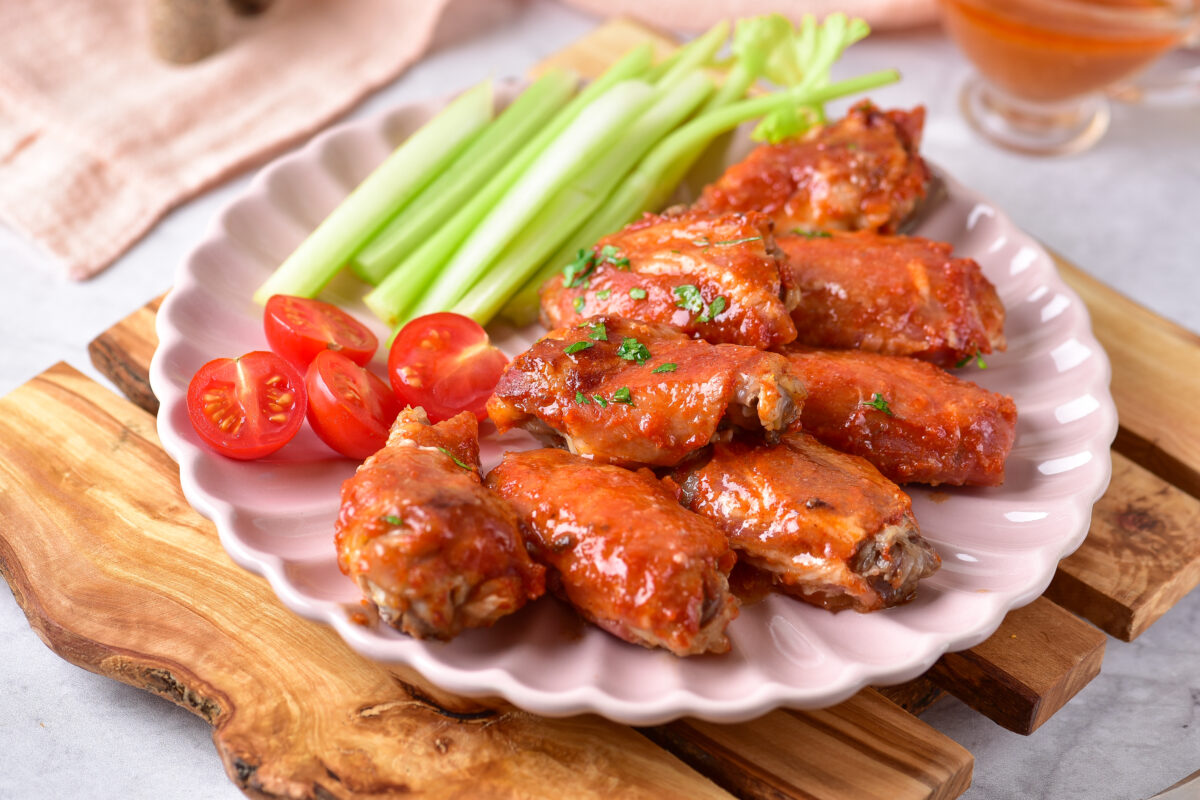 Love chicken wings? This maple-bacon chicken wings recipe is for you! They're crispy, juicy, and loaded with flavour.