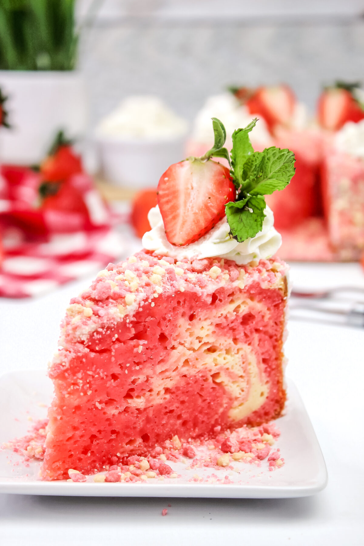 Looking for an amazing cake recipe? This strawberry crunch cheesecake cake is easy to make and will wow your taste buds!