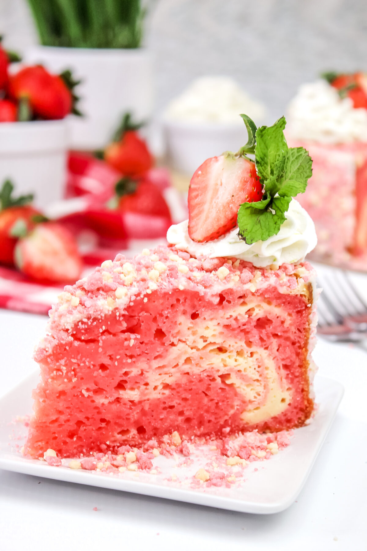 Looking for an amazing cake recipe? This strawberry crunch cheesecake cake is easy to make and will wow your taste buds!